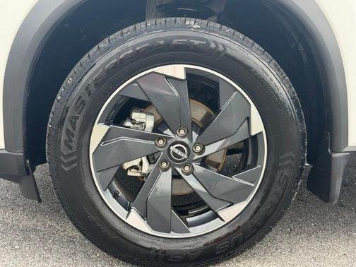 Everest White Pearl 2025 Nissan Rogue SV
