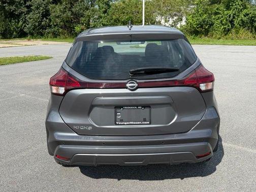 Gun Metallic 2025 Nissan Kicks S