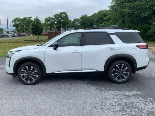 Everest White Pearl Tricoat 2026 Nissan Pathfinder Platinum