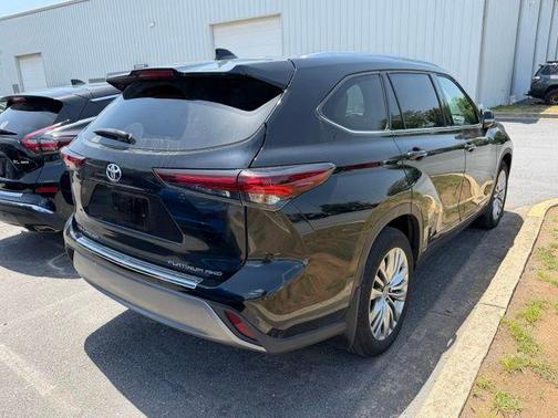 Midnight Black Metallic 2024 Toyota Highlander Platinum