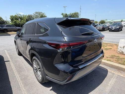 Midnight Black Metallic 2024 Toyota Highlander Platinum