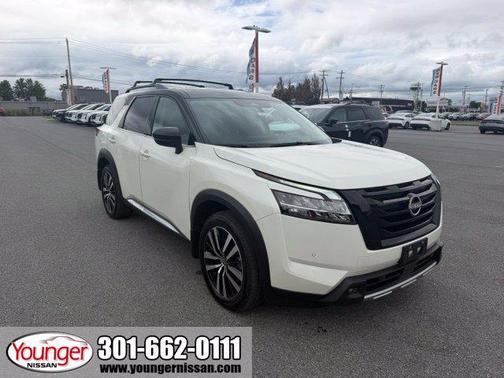 Pearl White Tricoat/Super Black 2024 Nissan Pathfinder Platinum 4WD