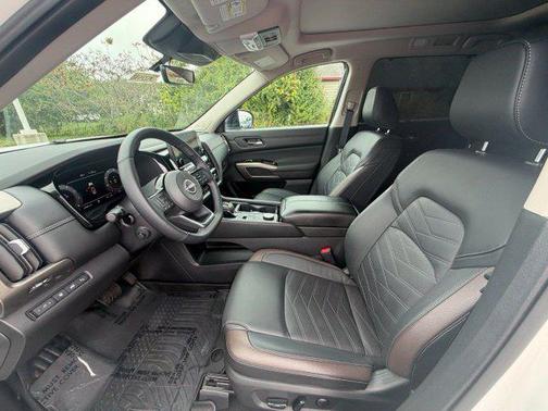 Pearl White Tricoat/Super Black 2024 Nissan Pathfinder Platinum 4WD