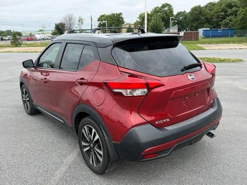 Cayenne Red/Super Black 2019 Nissan Kicks SR