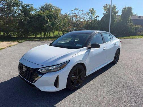 Aspen White Tricoat/Super Black 2025 Nissan Sentra SR