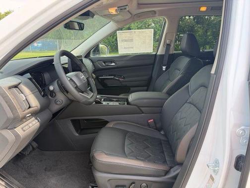 Everest White Pearl Tricoat 2026 Nissan Pathfinder Platinum