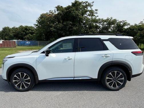 Everest White Pearl Tricoat 2026 Nissan Pathfinder Platinum