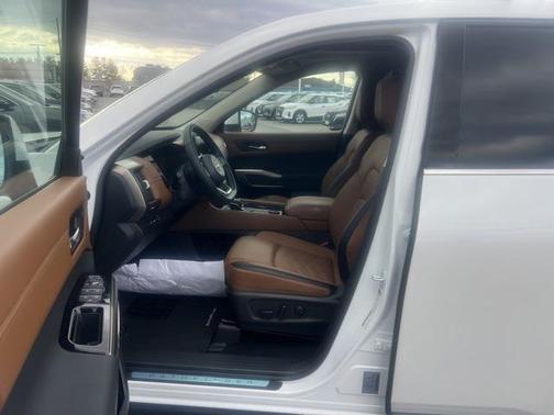 2025 Nissan Pathfinder Platinum 4WD