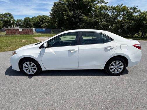 Super White 2016 Toyota Corolla LE