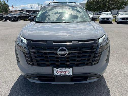 Boulder Gray Pearl/Super Black 2026 Nissan Pathfinder Platinum