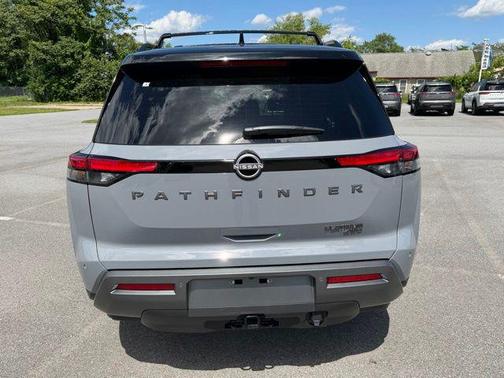 Boulder Gray Pearl/Super Black 2026 Nissan Pathfinder Platinum