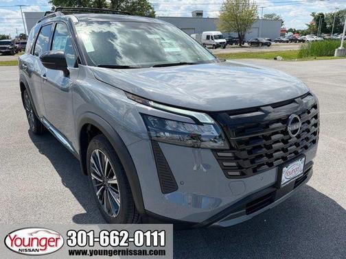 Boulder Gray Pearl/Super Black 2026 Nissan Pathfinder Platinum