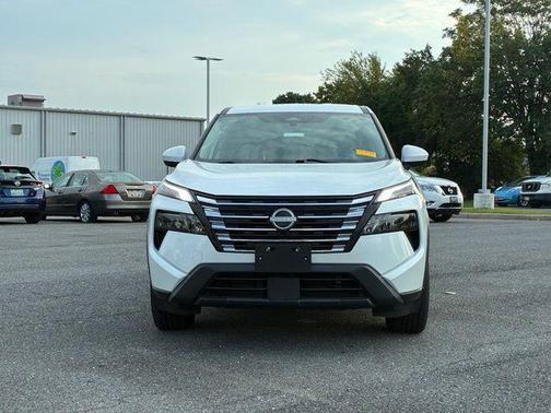 Everest White Pearl 2024 Nissan Rogue SV