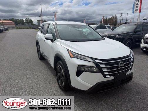 Everest White Pearl 2024 Nissan Rogue SV