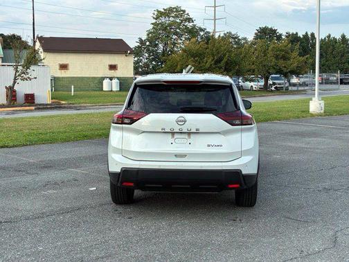 Everest White Pearl 2024 Nissan Rogue SV