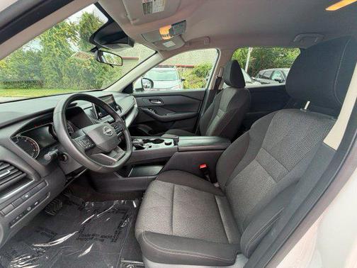 Everest White Pearl 2024 Nissan Rogue SV