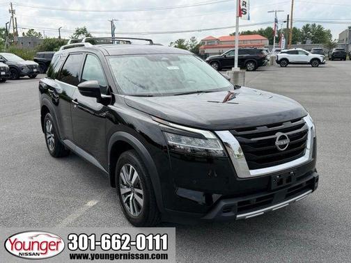 Super Black 2024 Nissan Pathfinder SL 4WD
