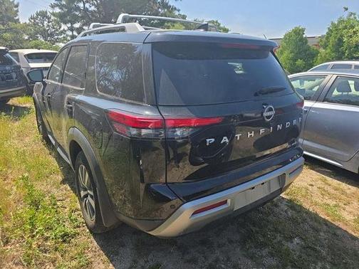 Super Black 2024 Nissan Pathfinder SL 4WD