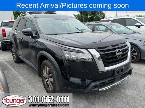 Super Black 2024 Nissan Pathfinder SL 4WD