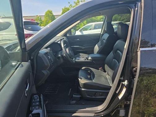 Super Black 2024 Nissan Pathfinder SL 4WD