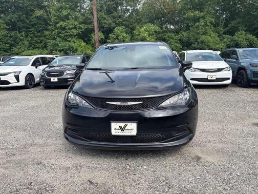 Diamond Black Crystal Pearlcoat 2026 Chrysler Voyager LX