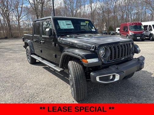 Black Clearcoat 2026 Jeep Gladiator Sahara 4x4