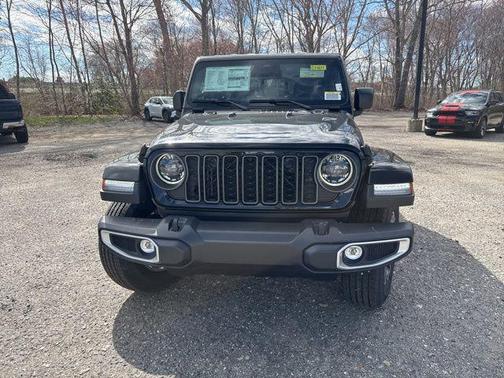Black Clearcoat 2026 Jeep Gladiator Sahara 4x4
