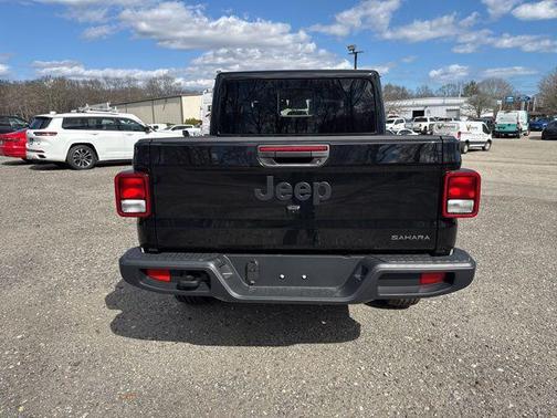 Black Clearcoat 2026 Jeep Gladiator Sahara 4x4