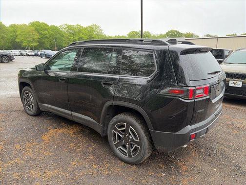 Diamond Black Crystal Pearlcoat 2026 Jeep Cherokee Laredo 4x4