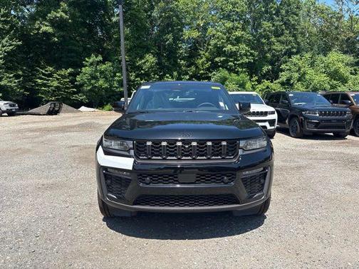 Diamond Black Crystal Pearlcoat 2026 Jeep Grand Cherokee 85th Anniversay Edition 4x4