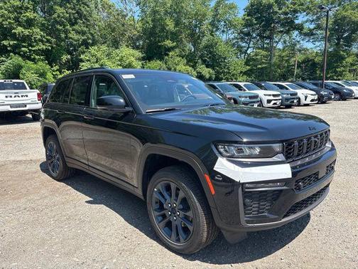 Diamond Black Crystal Pearlcoat 2026 Jeep Grand Cherokee 85th Anniversay Edition 4x4
