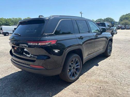 Diamond Black Crystal Pearlcoat 2026 Jeep Grand Cherokee 85th Anniversay Edition 4x4