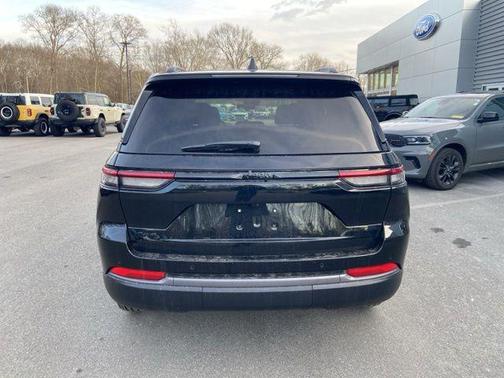 Diamond Black Crystal Pearlcoat 2026 Jeep Grand Cherokee Altitude