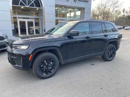 Diamond Black Crystal Pearlcoat 2026 Jeep Grand Cherokee Altitude