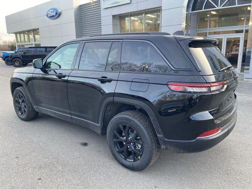 Diamond Black Crystal Pearlcoat 2026 Jeep Grand Cherokee Altitude