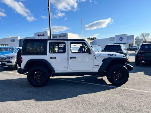 Bright White Clearcoat 2024 Jeep Wrangler Willys