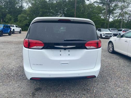 2025 Chrysler Voyager LX