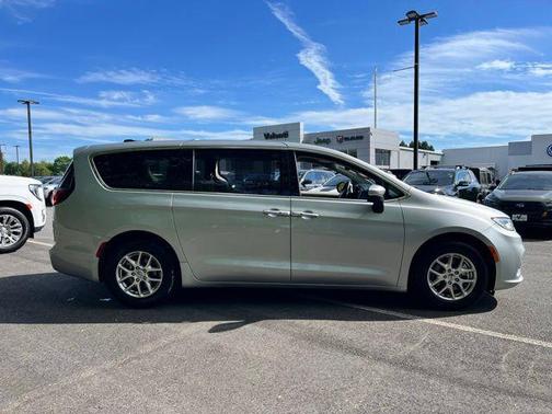 Silver Mist Clearcoat 2023 Chrysler Pacifica Touring L
