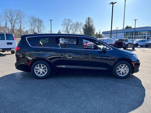 Diamond Black Crystal Pearlcoat 2026 Chrysler Pacifica L