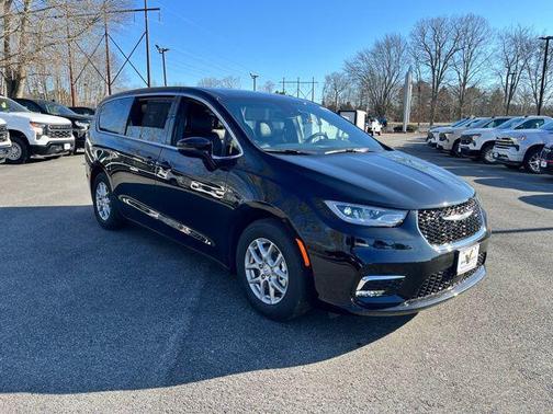 Diamond Black Crystal Pearlcoat 2026 Chrysler Pacifica L