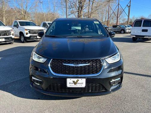 Diamond Black Crystal Pearlcoat 2026 Chrysler Pacifica L