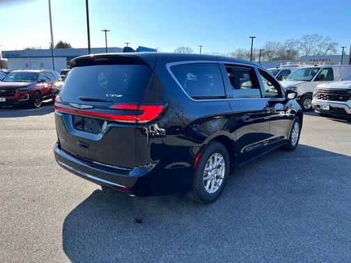 Diamond Black Crystal Pearlcoat 2026 Chrysler Pacifica L