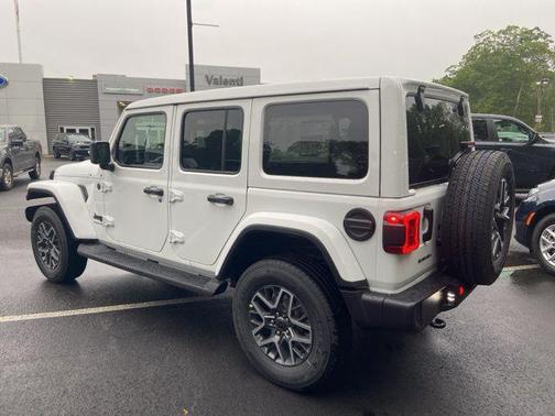 2025 Jeep Wrangler 4-Door Sahara 4x4