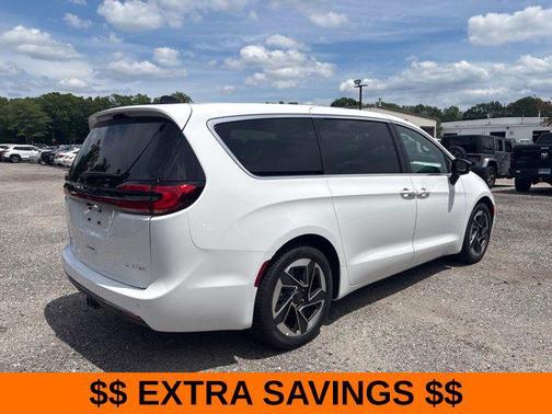 Bright White Clearcoat 2027 Chrysler Pacifica Limited