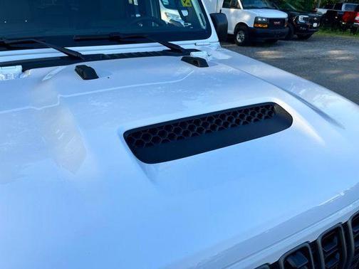 Bright White Clearcoat 2026 Jeep Gladiator Mojave X 4x4