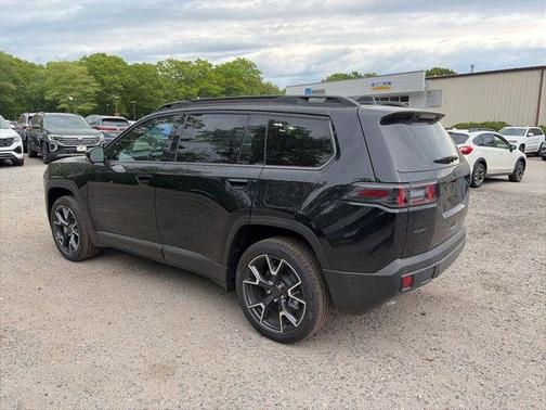 Diamond Black Crystal Pearlcoat 2026 Jeep Cherokee Overland