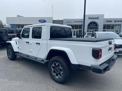 2026 Jeep Gladiator Sahara 4x4