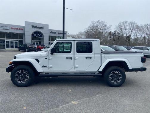 2026 Jeep Gladiator Sahara 4x4