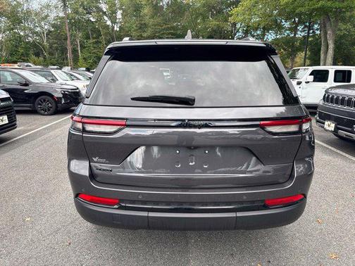 Baltic Gray Metallic Clearcoat 2023 Jeep Grand Cherokee Altitude
