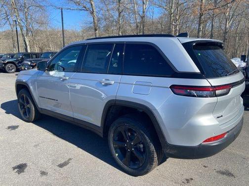 Silver Zynith 2026 Jeep Grand Cherokee Limited